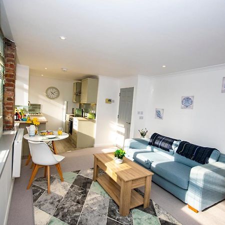 Lighthouse Lofts - Godrevy Apartment แคมบอร์น ภายนอก รูปภาพ