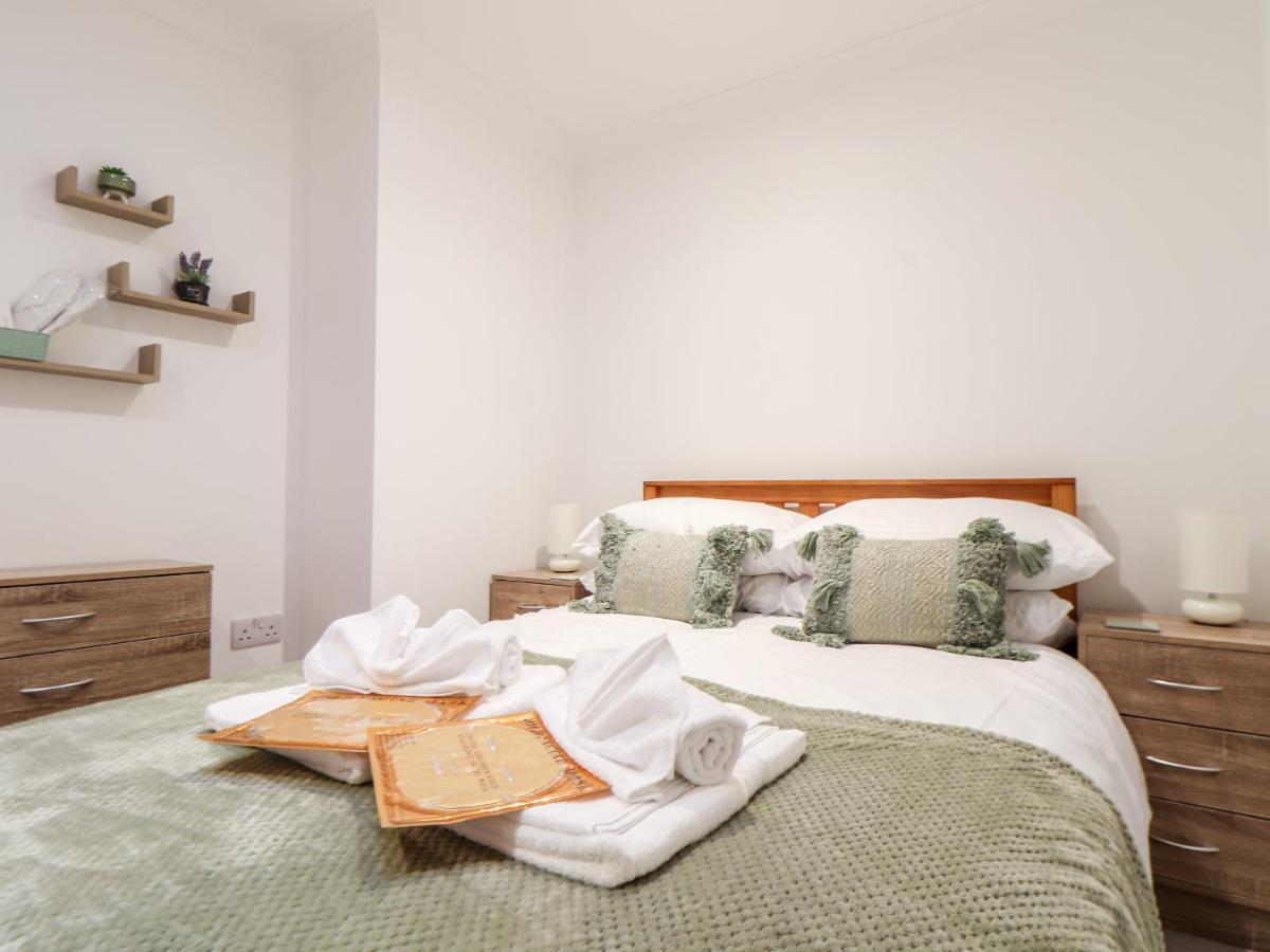 Lighthouse Lofts - Godrevy Apartment แคมบอร์น ภายนอก รูปภาพ