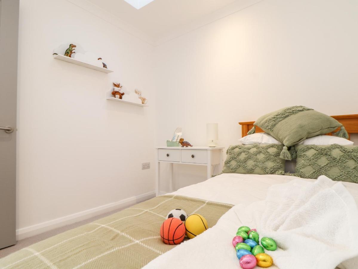 Lighthouse Lofts - Godrevy Apartment แคมบอร์น ภายนอก รูปภาพ