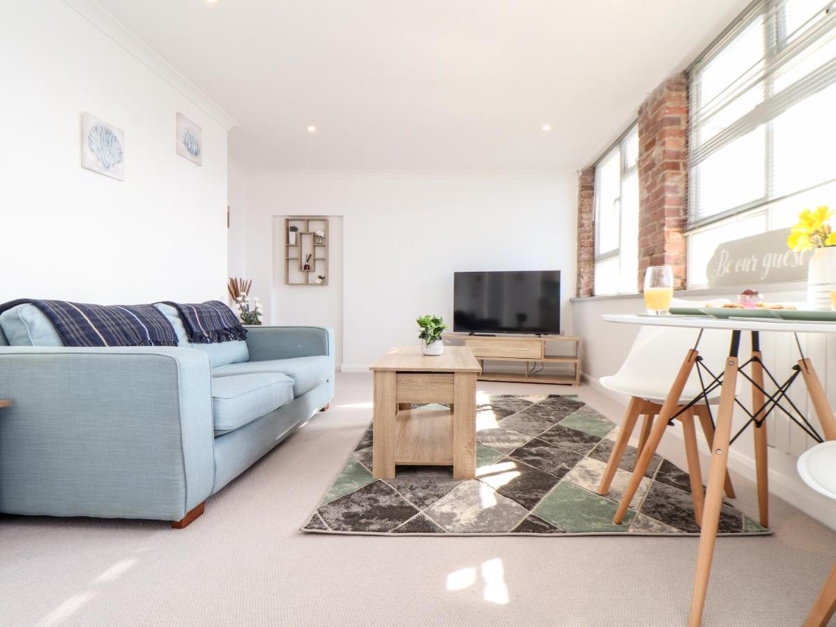Lighthouse Lofts - Godrevy Apartment แคมบอร์น ภายนอก รูปภาพ