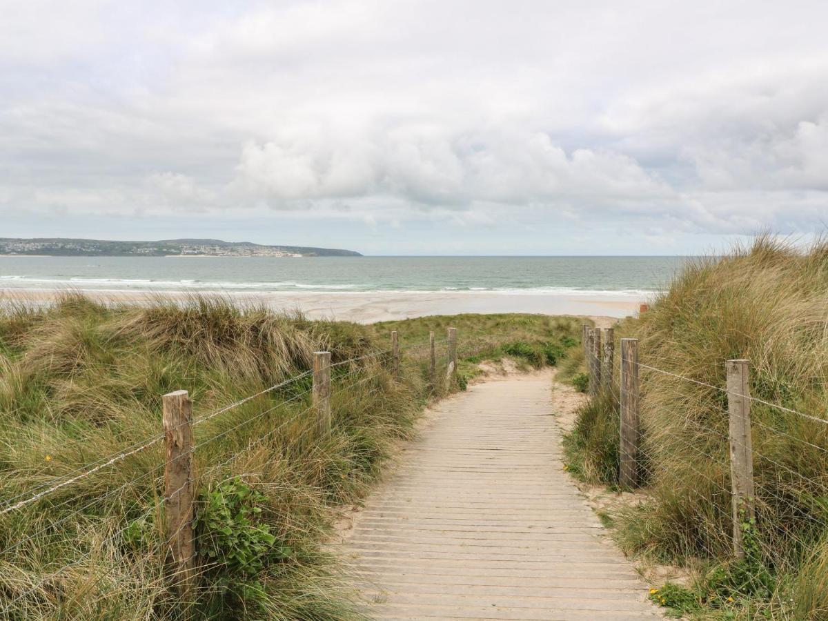 Lighthouse Lofts - Godrevy Apartment แคมบอร์น ภายนอก รูปภาพ